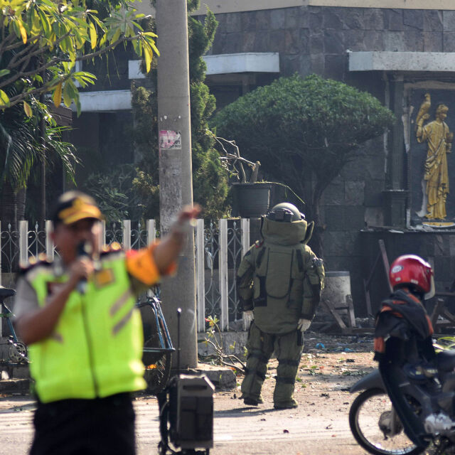 13 души загинаха, а 40 са ранени при взривове в три църкви в Индонезия 