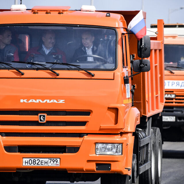 Путин подкара "Камаз" по новооткрития Кримски мост