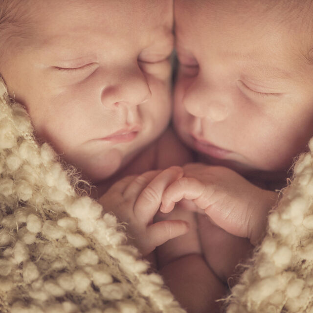 Близнаци се родиха в различни десетилетия