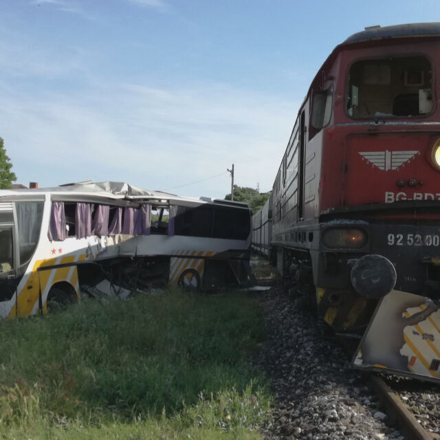 Трима ранени при катастрофа между автобус и товарен влак