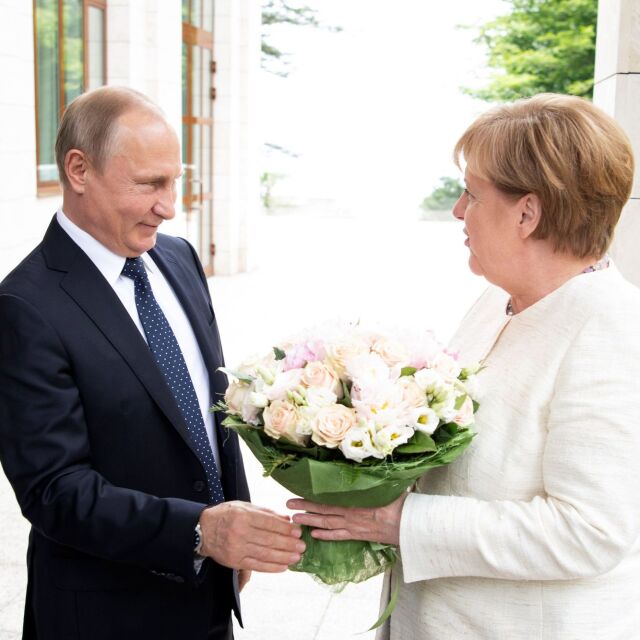 Путин посрещна Меркел с рози