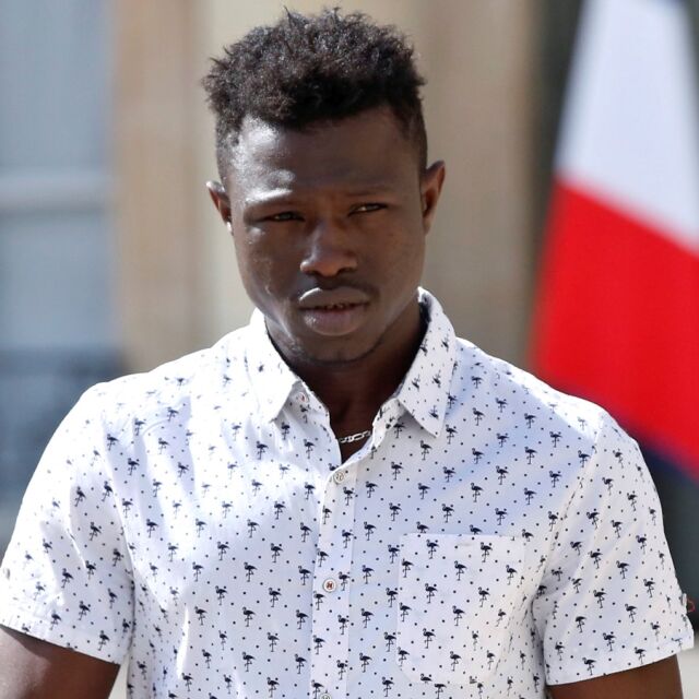 Франция ще легализира мигранта герой