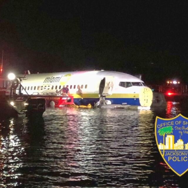 Боинг 737 с над 130 пътници на борда кацна в река в щата Флорида 