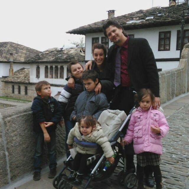 В името на вярата: Католическо семейство се мести в бедния български Северозапад
