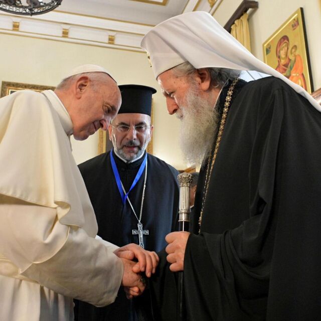 Папа Франциск се срещна с патриарх Неофит, размениха си подаръци 
