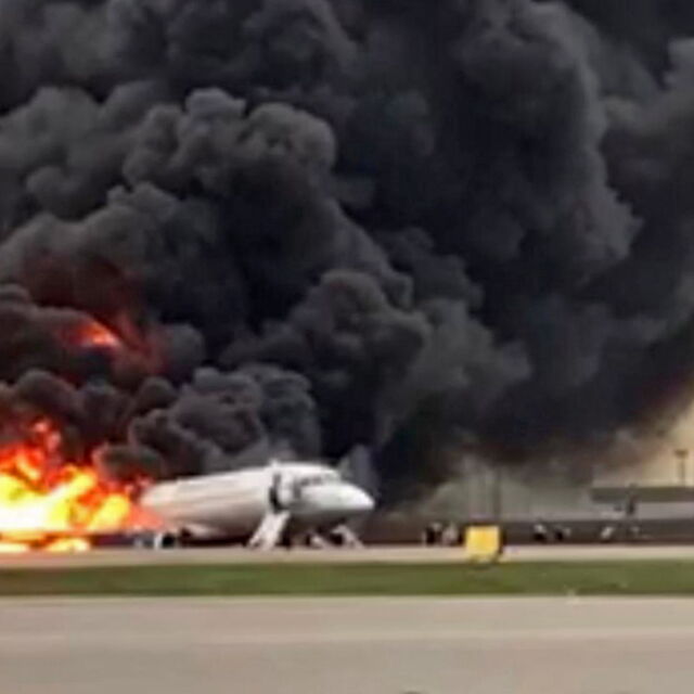 Руски пътнически самолет се запали при аварийно кацане в Москва