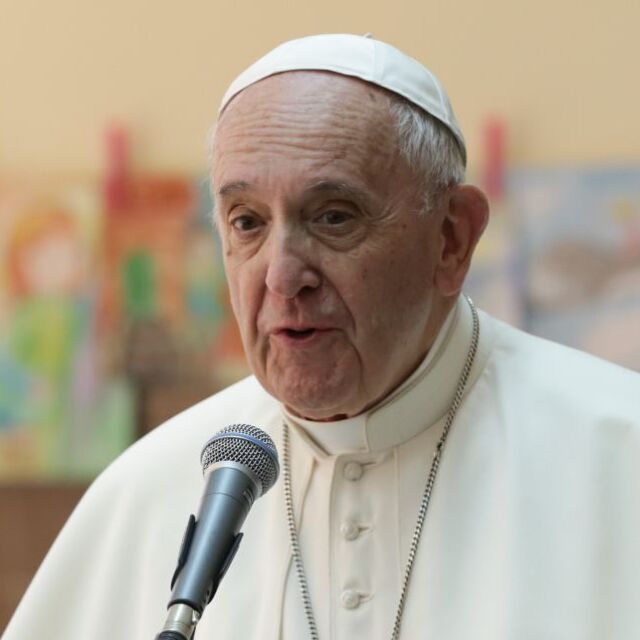 От София папата призова за диалог между религиите като условие за мир