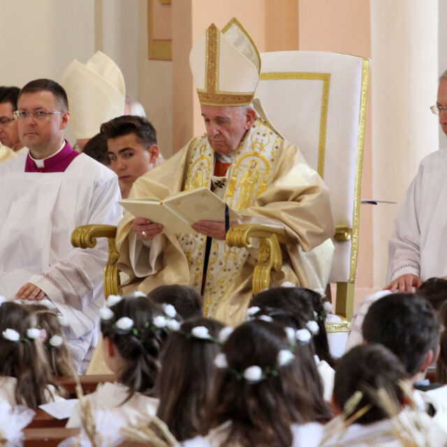 Първо причастие на българчета очи в очи с папа Франциск (ВИДЕО И СНИМКИ)
