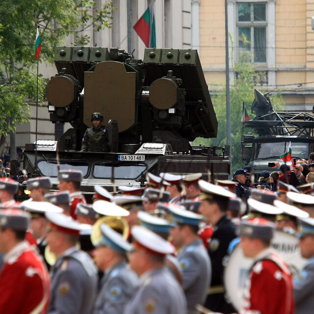 Военен парад и освещаване на бойните знамена на 6 май (ОБЗОР)