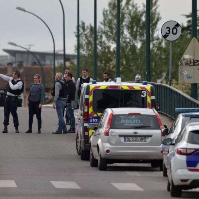 17-годишен взе заложници в магазин край Тулуза