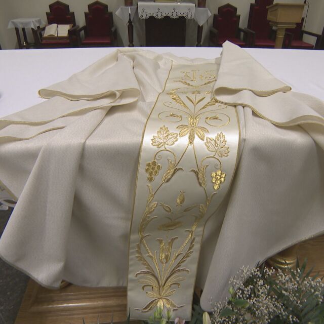Папа Франциск остави в България ритуална дреха, камбана и олтар