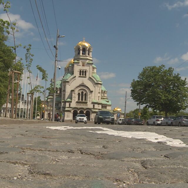 Ремонтът около „Св. Александър Невски”: Ще останат ли паветата в историческия център на града?