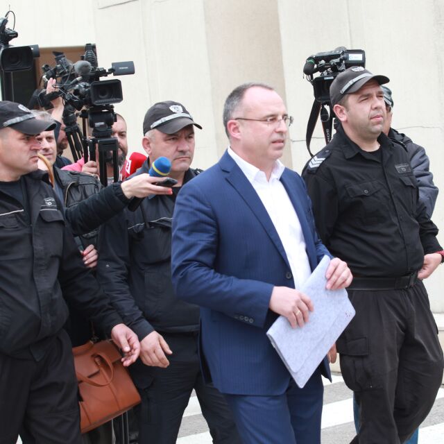 Порожанов излезе от прокуратурата, готов да подаде оставка