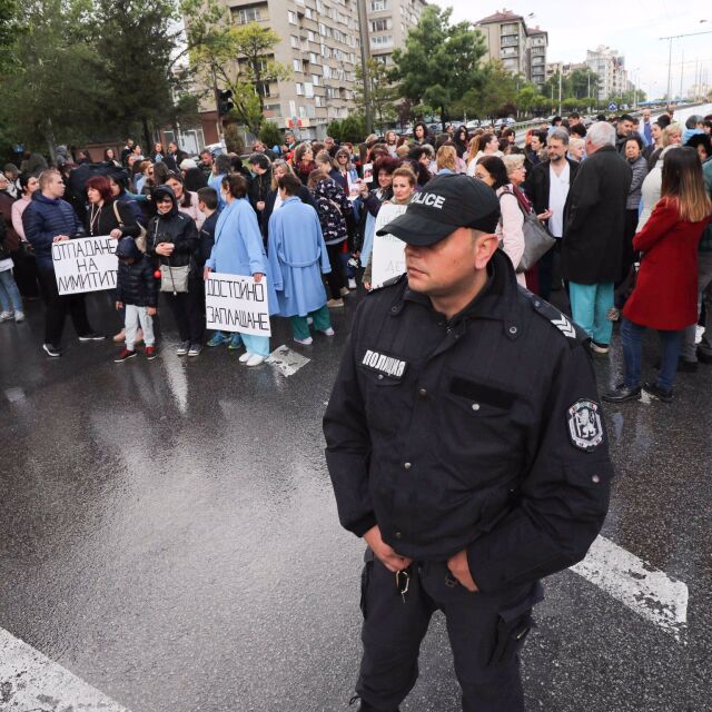 Педиатри затвориха булевард в София в знак на протест (ВИДЕО И СНИМКИ)