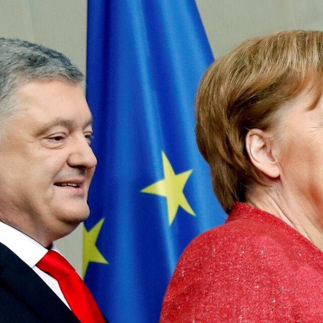 Порошенко поиска от Меркел затягане на санкциите срещу Русия