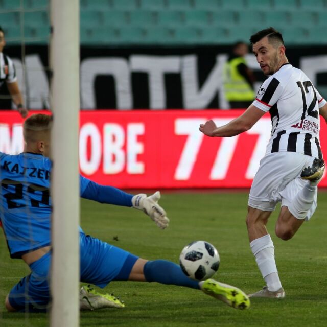 Купата е "черно-бяла" за първи път! "Локомотив" Пловдив ликува след гол с пета