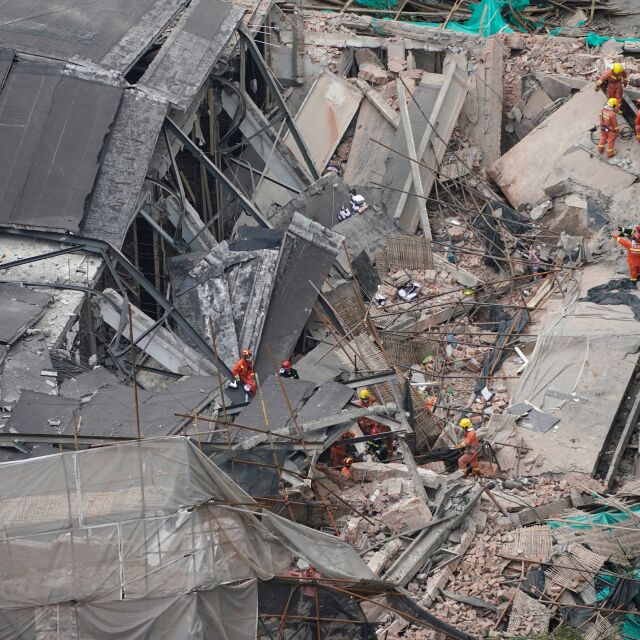 Сграда се срути в Шанхай и затрупа строителни работници