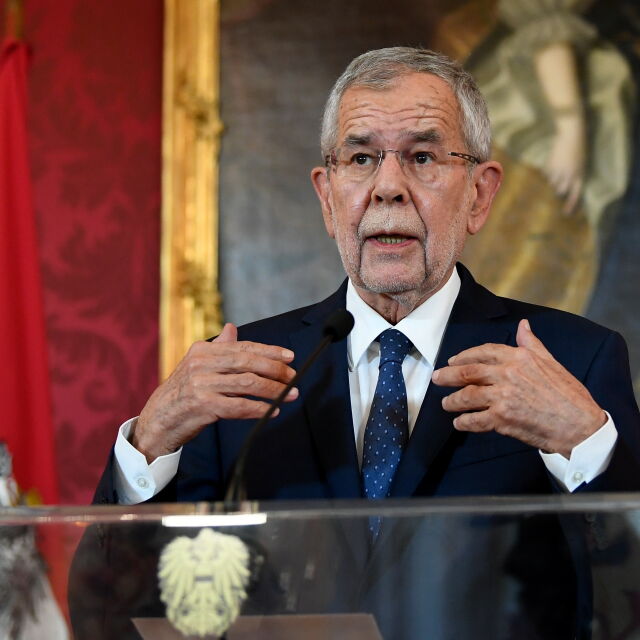 Президентът на Австрия уволни  всички министри от крайната десница  с изключение на външния 