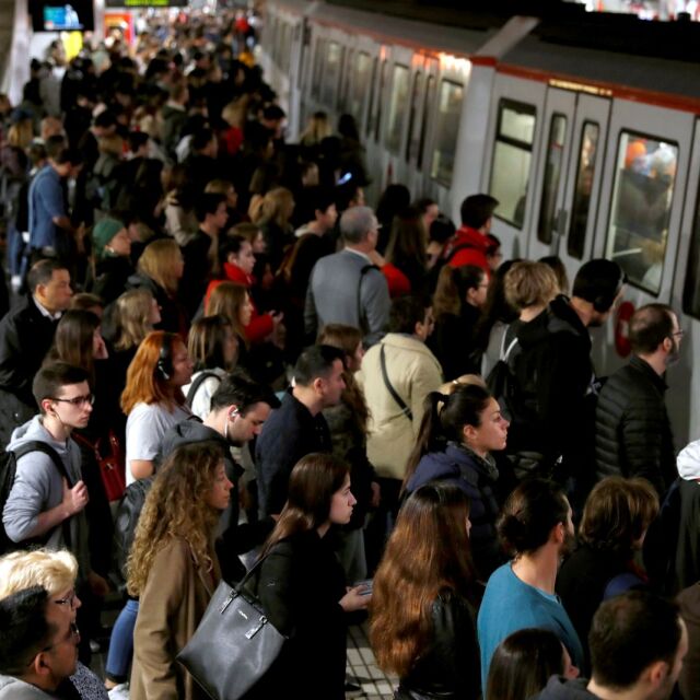Пътници бяха блокирани с часове в московското метро 