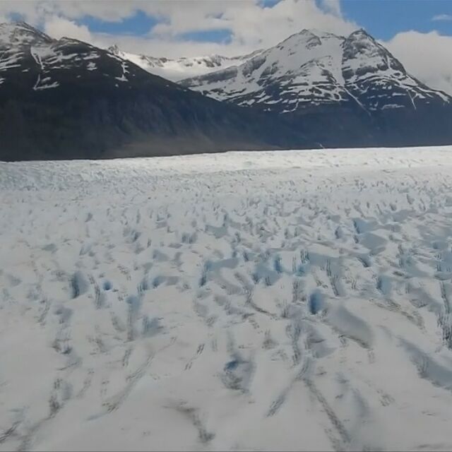 Ледник в Чили се разцепи на две (ВИДЕО)