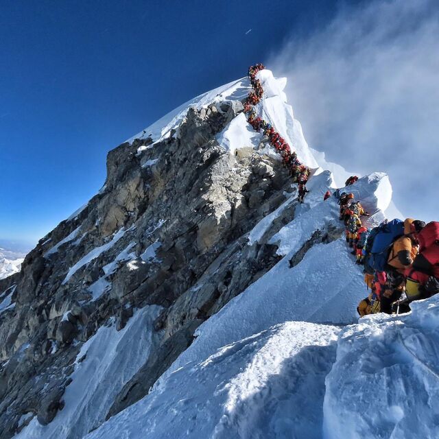 Задръстване на връх Еверест погуби алпинисти