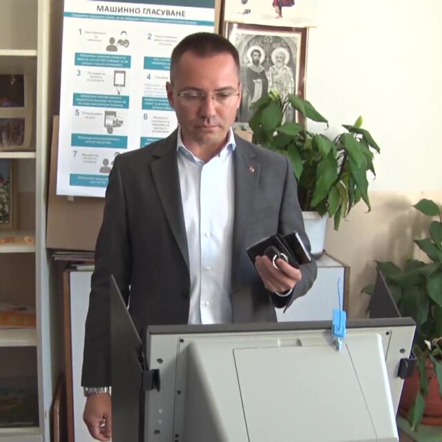 Ангел Джмбазки избра да гласува машинно (ВИДЕО)