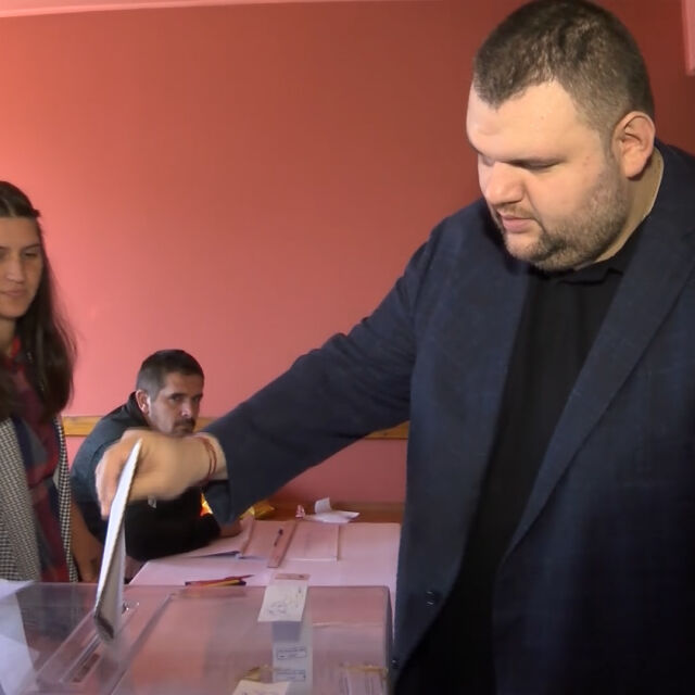 Делян Пеевски гласува в село Света Петка (ВИДЕО)