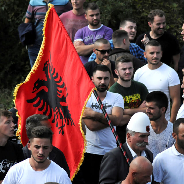 Напрежението продължава: Протести на сърби в цяло Северно Косово