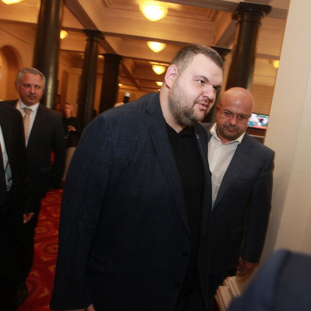 Делян Пеевски се появи на работа в Народното събрание