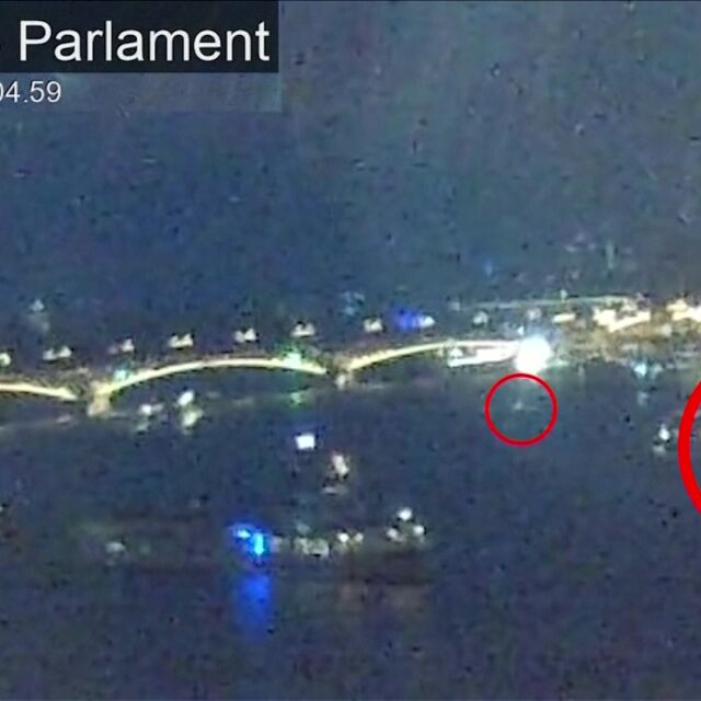 Разпространиха кадри на потъването на туристическото корабче в Будапеща (ВИДЕО)