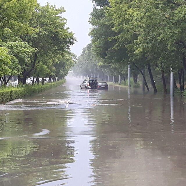 Наводнение след буря и градушка в Пловдив (СНИМКИ И ВИДЕО)
