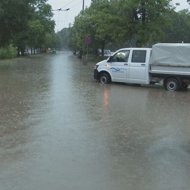 Бури в южната част на страната предизвикаха наводнения и транспортен хаос (ОБЗОР)