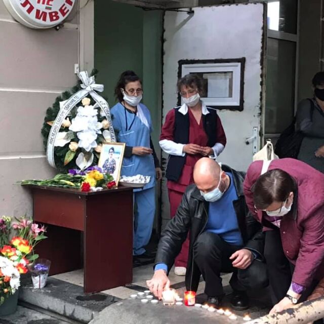 Свещи и венци пред сливенската болница в памет на д-р Иванова