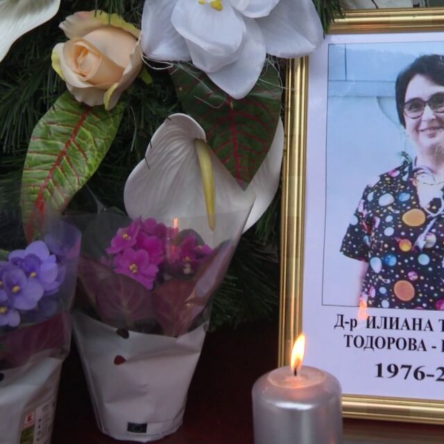 Стотици изпратиха починалата от COVID-19 д-р Илияна Иванова в Сливен