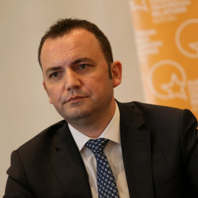 Външният министър на С. Македония: Няма да слагам червени линии към България