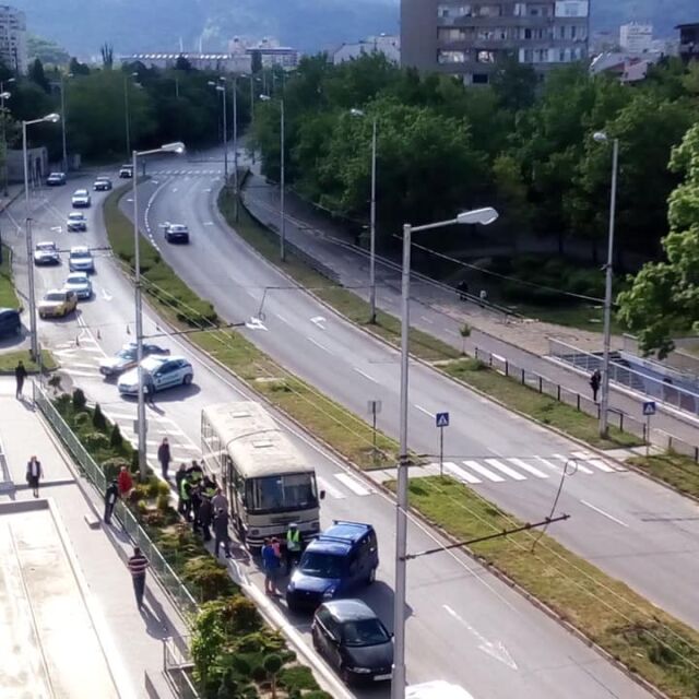 Автобус с военнослужещи блъсна кола в Сливен 