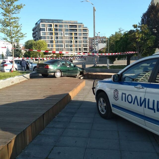 Автомобил катастрофира в центъра на Бургас след гонка с полицията 