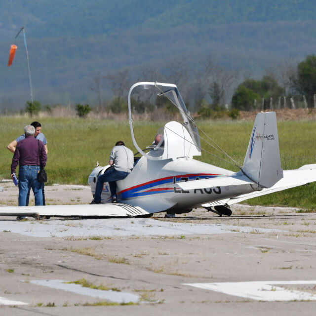 Самолетът на Ивайло Пенчев падна на летището в Лесново (СНИМКИ И ВИДЕО)