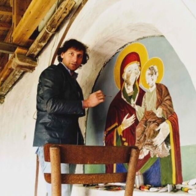 Актьорът Иван Юруков реставрира стенописи в църква в село Любовка