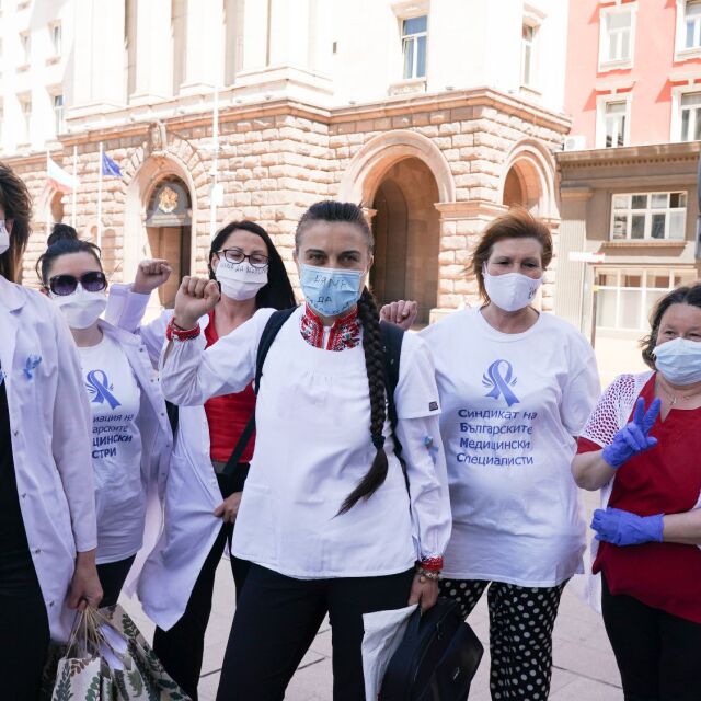 Протест в деня на празника: От Асоциацията на българските медицински сестри внесоха подписка в МС