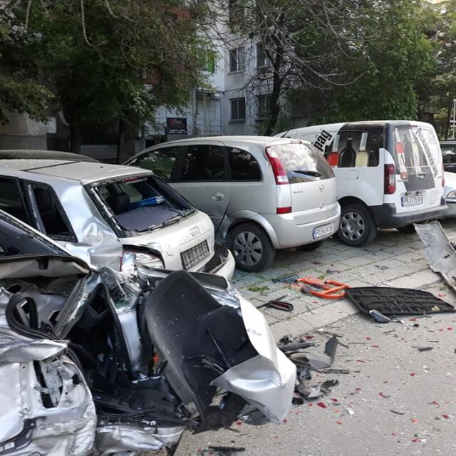 21-годишен пиян шофьор удари шест коли в Пловдив (СНИМКИ)