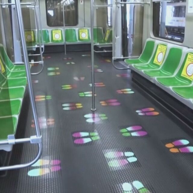 Гледай къде стоиш: Цветни стъпки в метрото за социална дистанция (ВИДЕО)