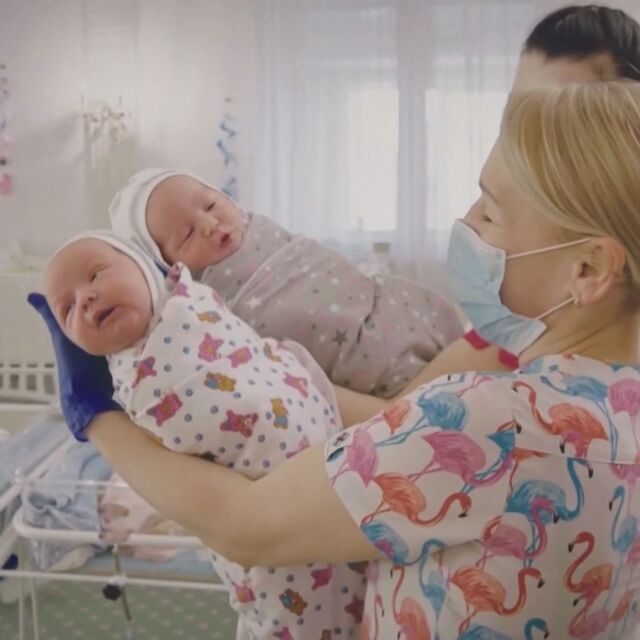 Бебета от сурогатни майки са блокирани в хотел в Киев