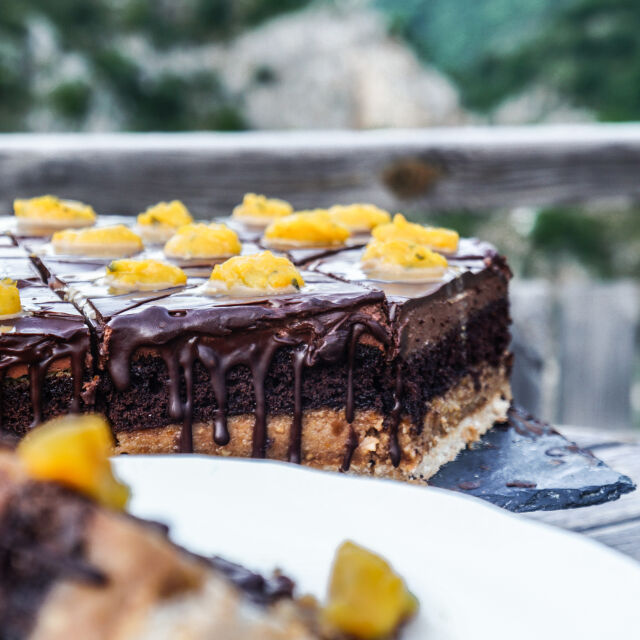 Шоколадовата торта със сладко от портокал и фъстъчена грис халва на Димитър Тончев от MasterChef България