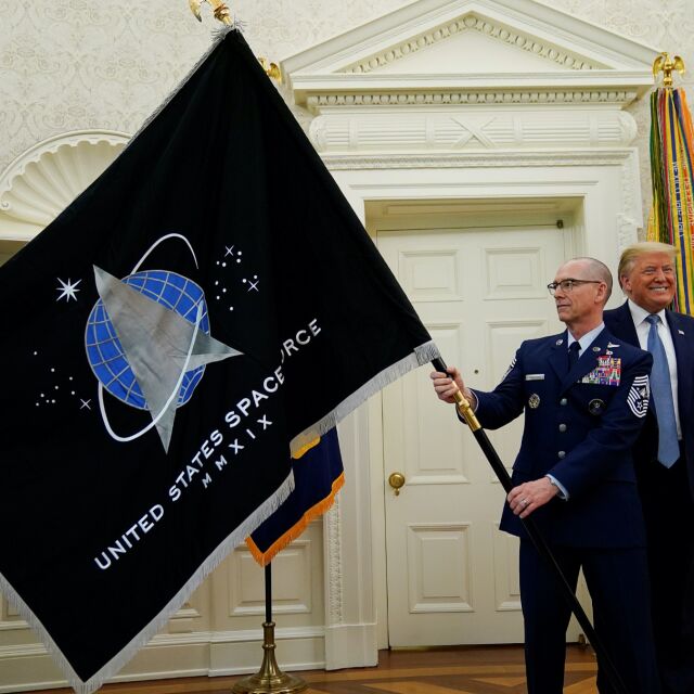 Съединените щати представиха флага на Космическите сили