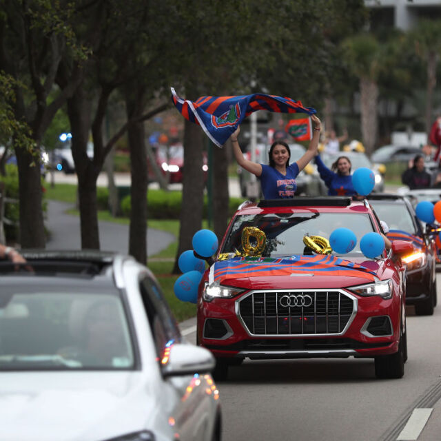 Снимка на деня: Абитуриенти празнуват завършването си с автомобилен парад