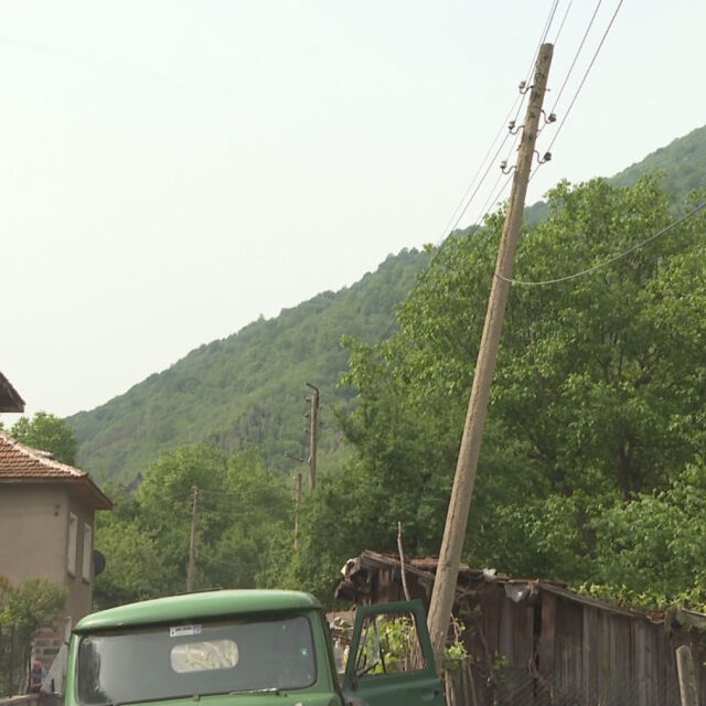 Силна буря в Искърското дефиле остави без ток село Габровница