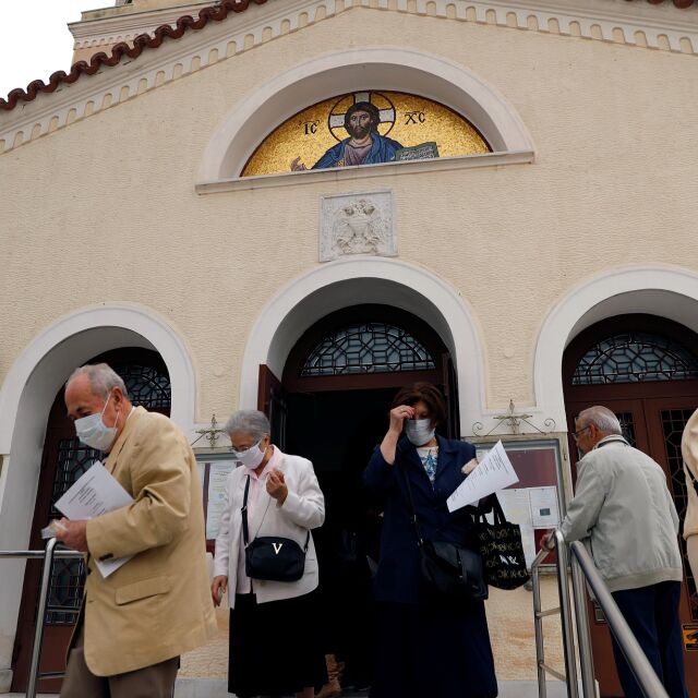 Гърция отвори църквите за литургии с вярващи