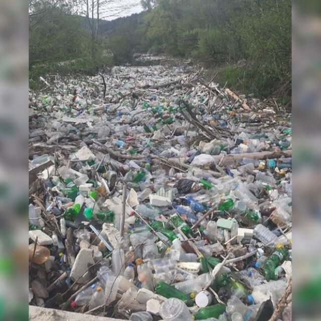 Замърсена природа: Тоновете боклук в реката край Елешница