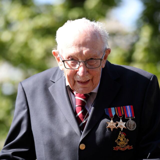 100-годишният ветеран Том Мур е в болница с COVID-19
